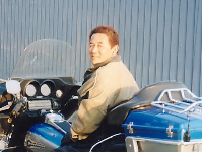 井田調教師（当時）と愛車「ハーレー」